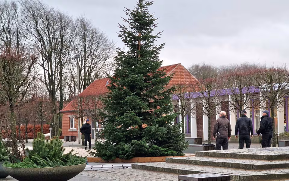 Tistrup by siger farvel til julen, julelysene taget ned