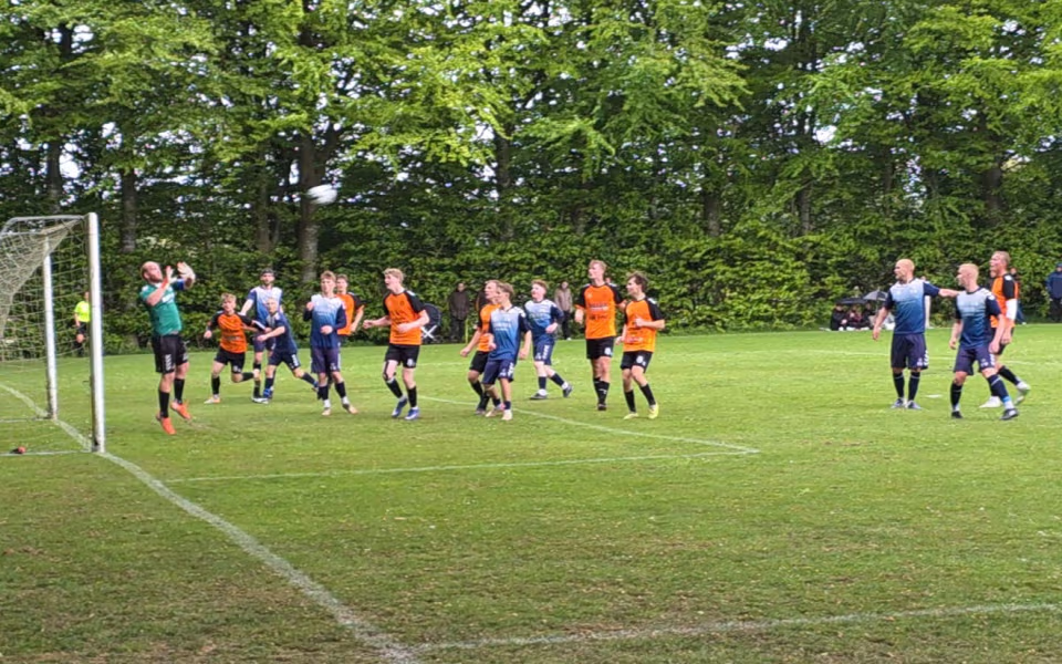 Kampreferat fra serie 1 kampen mellem Helle FC og HTS - Byfest, fodbold og fællesskab på Fåborg Stadion