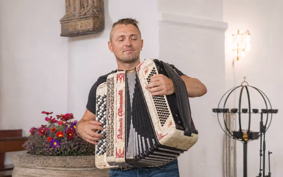 Kristian Rusbjerg optrådte i Ansager Kirke i 2020. Fredag den 24. juli vender han tilbage – denne gang som en del af Kristian Rusbjerg Trio, der åbner rækken af fire koncerter i kirken under Rundt om Harmonikaen i Ansager.