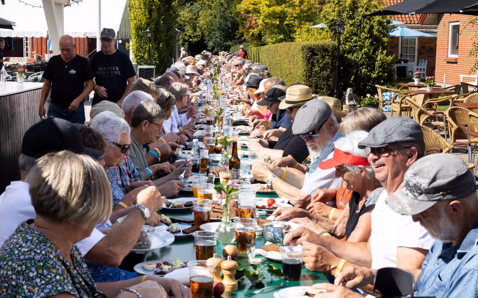 Ved Maries Festival dag 3 blev der dækket op til frokost ved måske Vestjyllands længste langbord