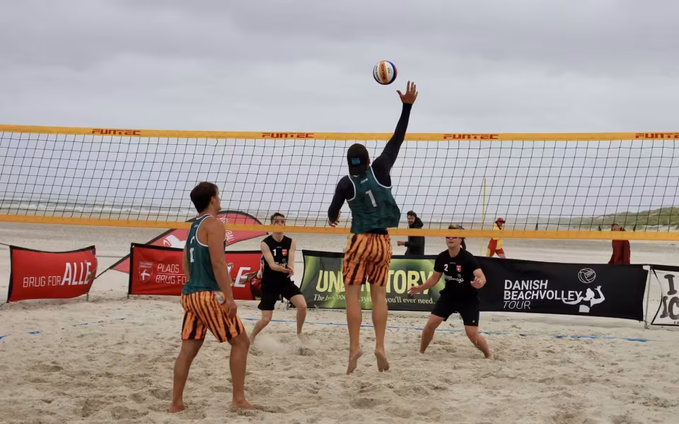 Vestenvinden udfordrer beachvolley-eliten