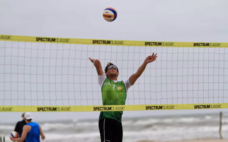 Vestenvinden udfordrer beachvolley-eliten