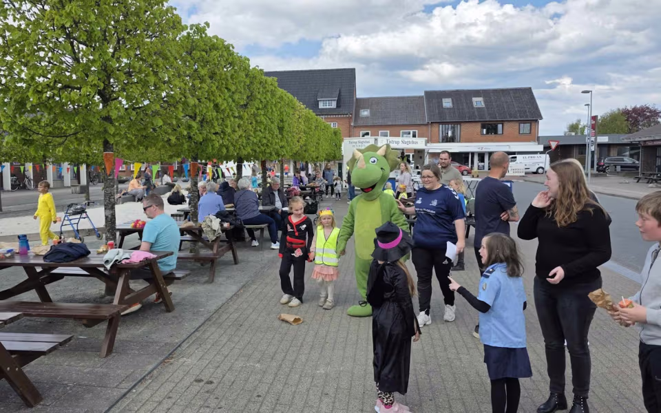 Stor deltagelse til Tistrup Screaming Carneval på torvet - Se de mange billeder