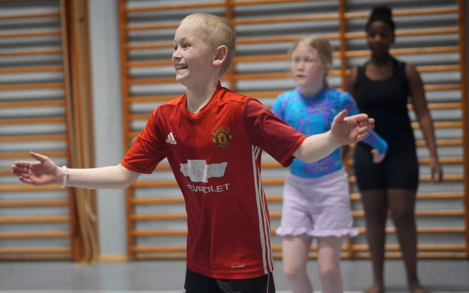 Holdet af Mini og Mega Mix gymnaster samlet, afspejler fællesskabets styrke. Sammen har de delt oplevelser, udfordringer og succeser, hvilket har styrket deres samhørighed og teamånd