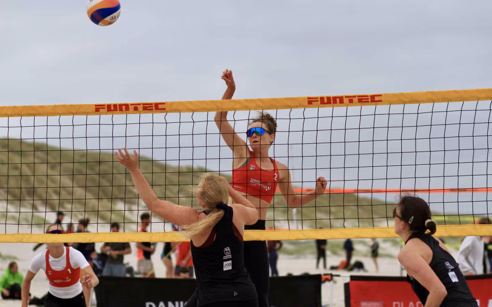 Vestenvinden udfordrer beachvolley-eliten