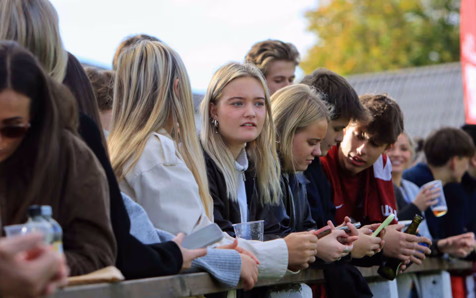 Fodboldfest på Oksbøl Stadion med glade fans og stor frivillig indsats