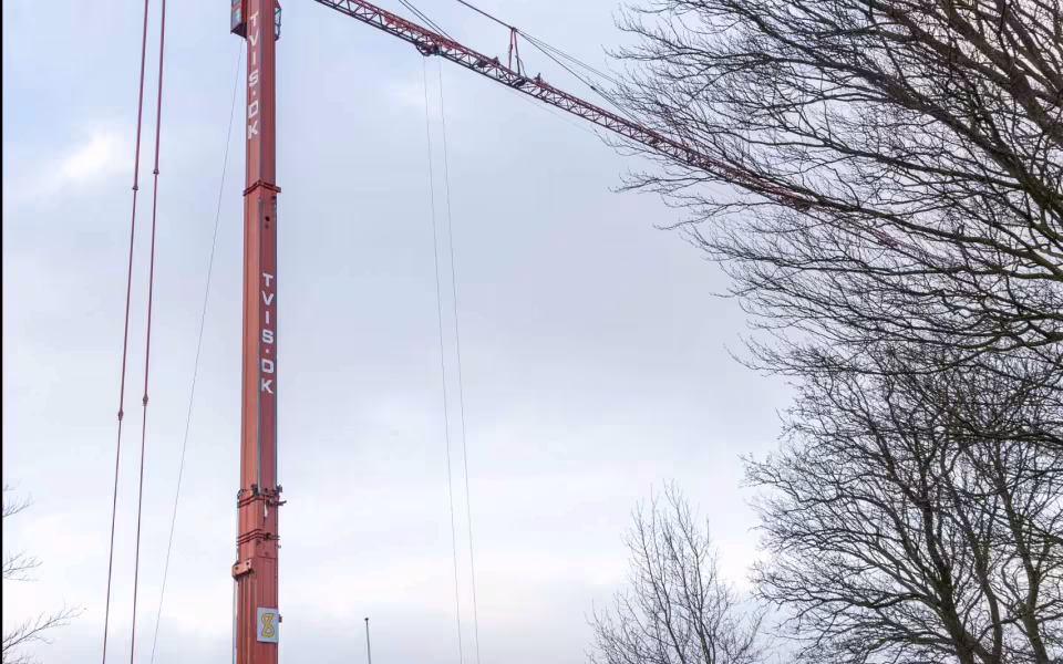 Kranarbejde ved Kvong Kirke mv