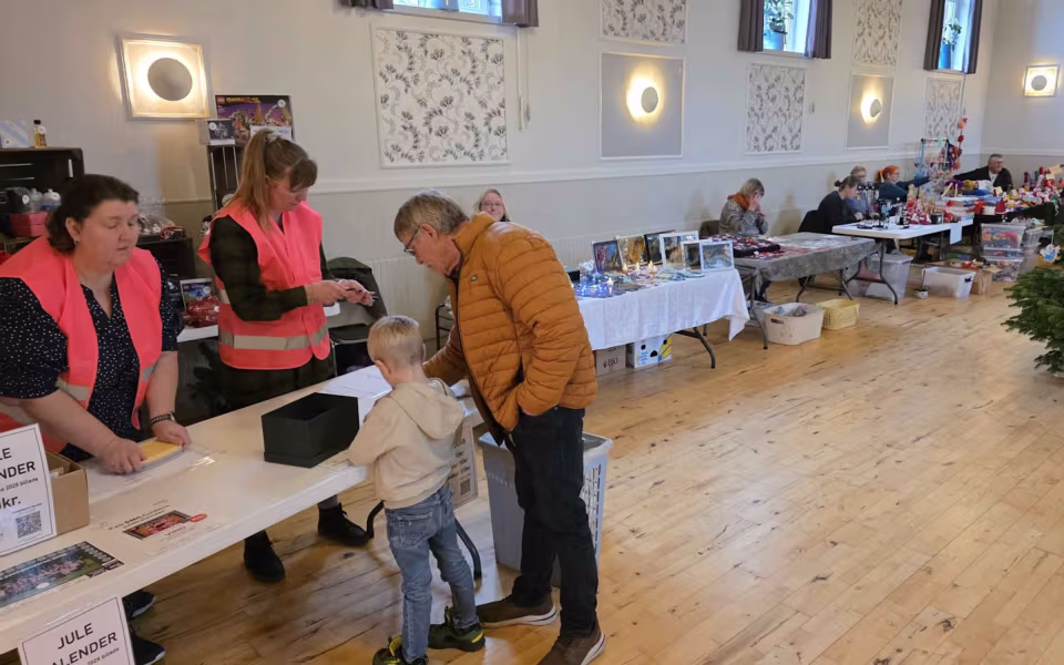 Julestue og loppemarked i Lindbjerg Forsamlingshus – en hjertevarm succes!