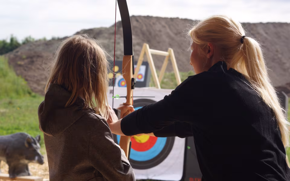 Naturglade børn på skydebanen