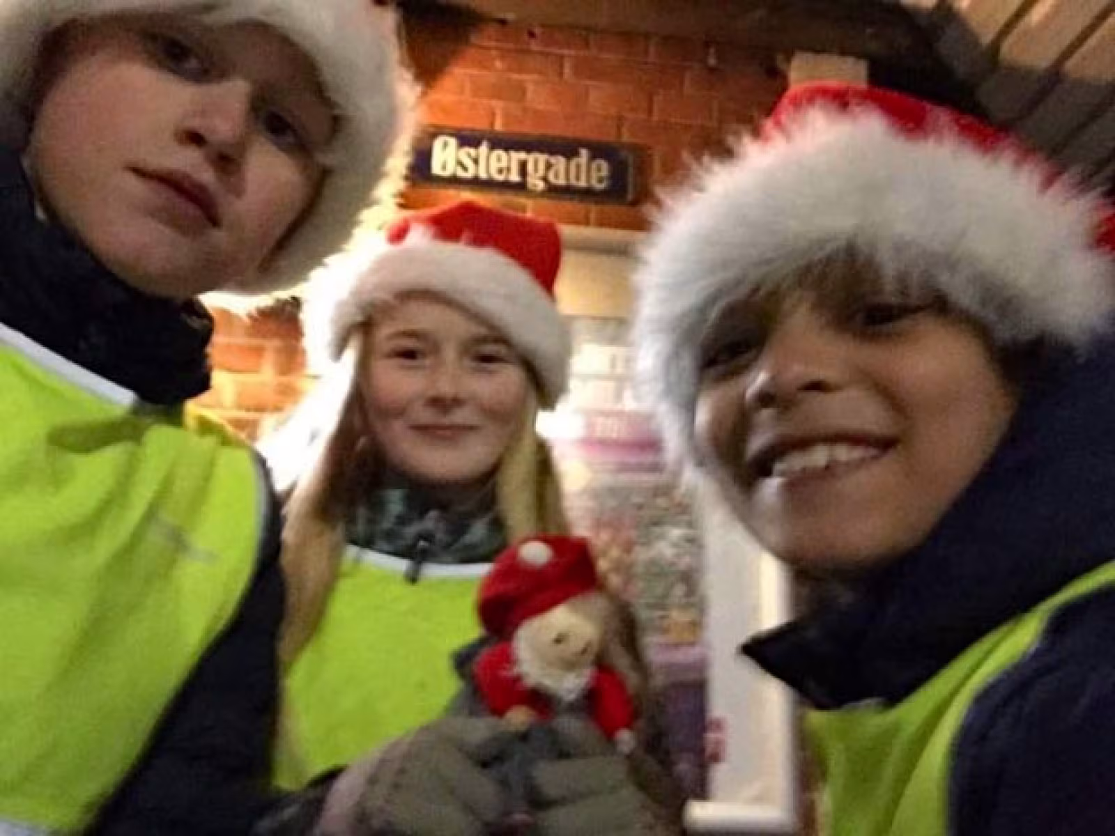 Billeder af fjollerier fra de 8 hold, der mandag eftermiddag var rundt i byen