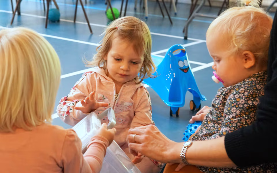 Fysio- og kropsterapeut, Kit Bak fra Ansager, er på besøg hos dagplejen, der i en periode har fokus på krop og bevægelse