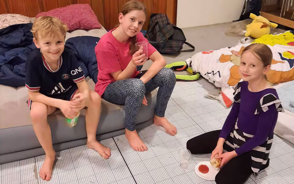 Holdet af Mini og Mega Mix gymnaster samlet, afspejler fællesskabets styrke. Sammen har de delt oplevelser, udfordringer og succeser, hvilket har styrket deres samhørighed og teamånd