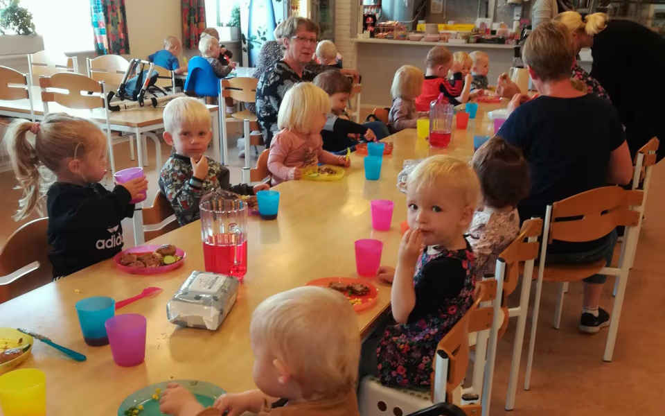 Fysio- og kropsterapeut, Kit Bak fra Ansager, er på besøg hos dagplejen, der i en periode har fokus på krop og bevægelse