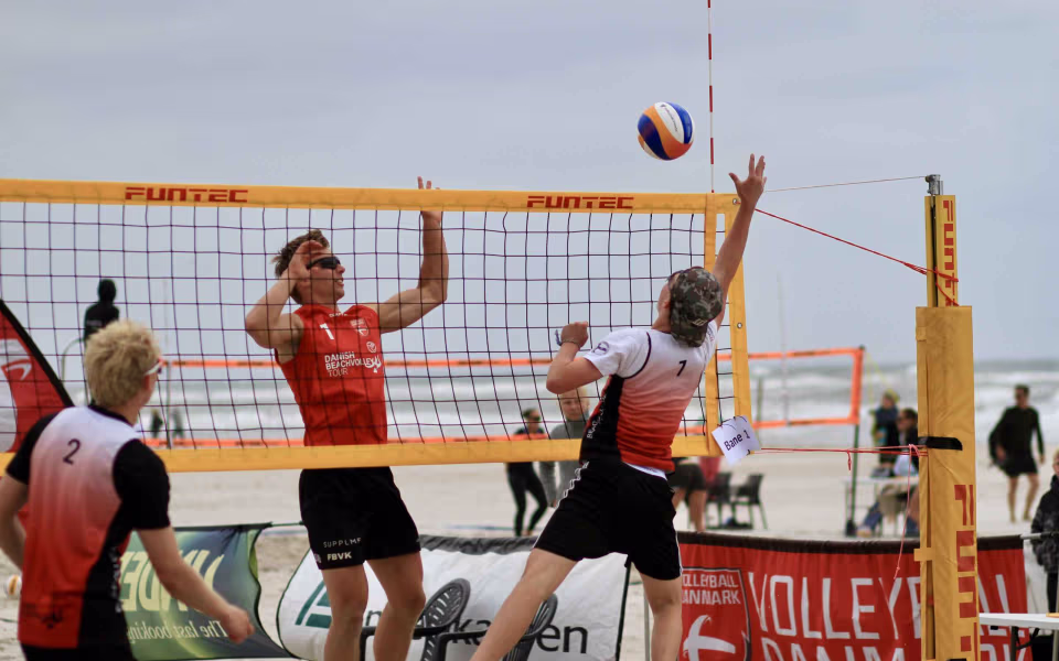 Vestenvinden udfordrer beachvolley-eliten