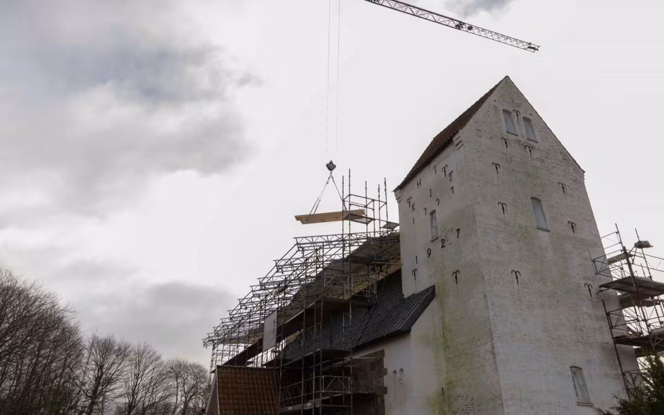 Kranarbejde ved Kvong Kirke mv