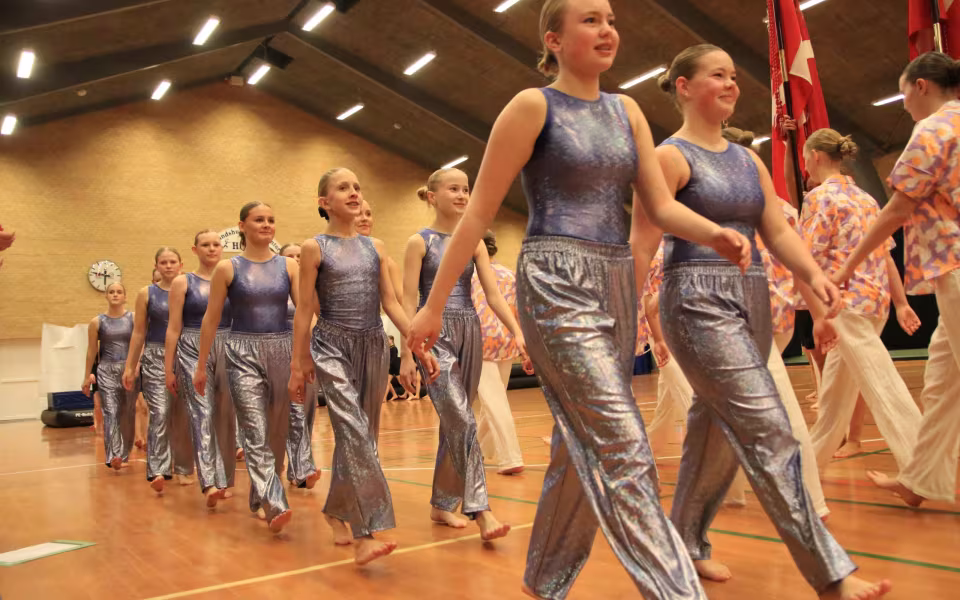 Farverig opvisning lyser Sportspark op