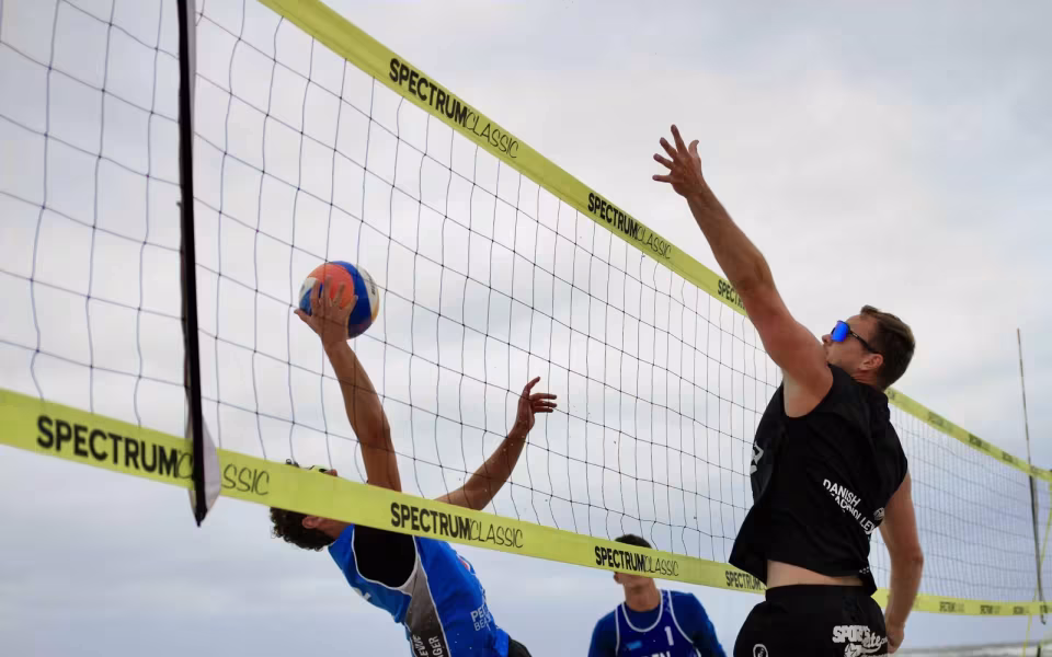 Vestenvinden udfordrer beachvolley-eliten