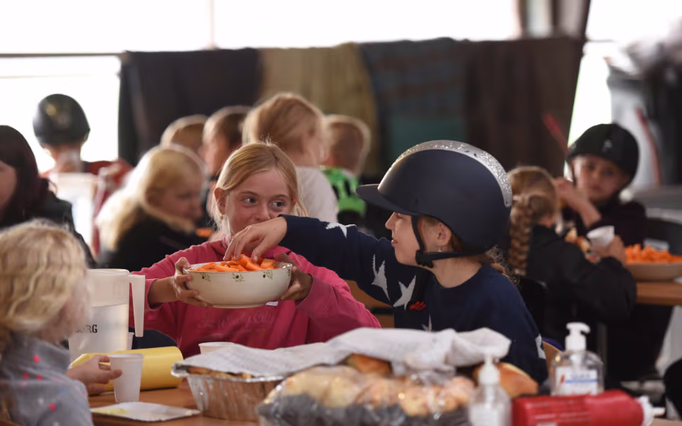 RIKA har besøg af 30 børn fra hele kommunen og masser af frivillige hjælpere.