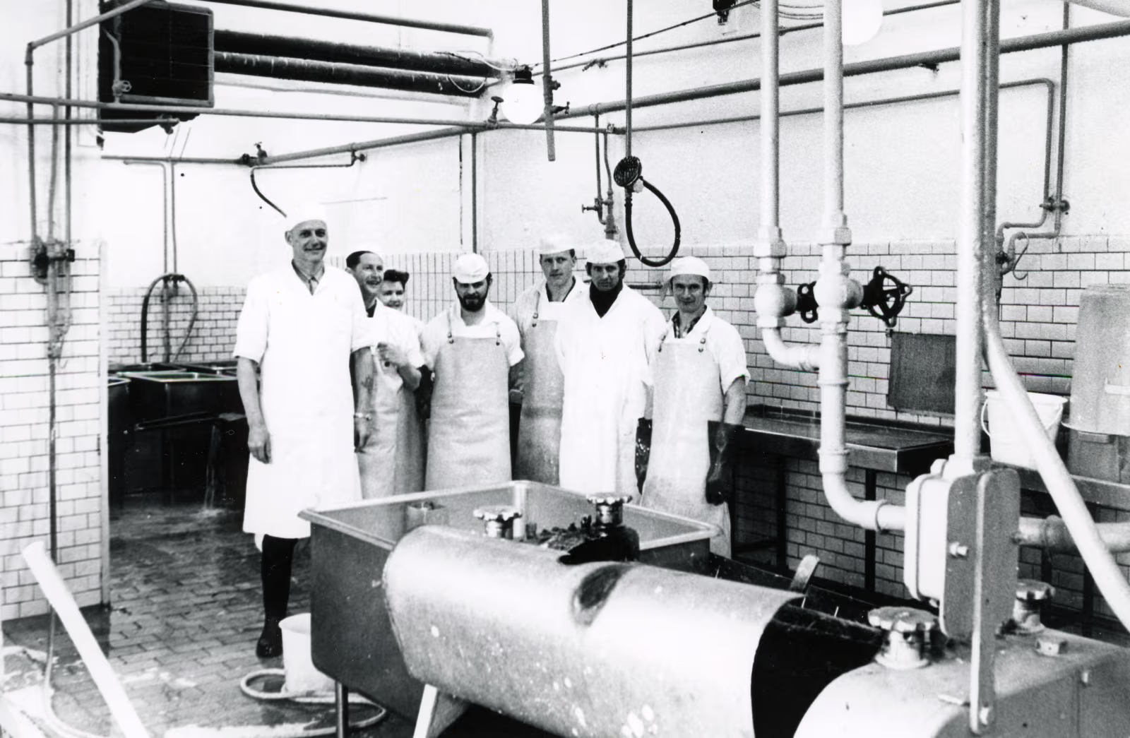Slagteriarbejdere inde i Ansager slagteri 1971