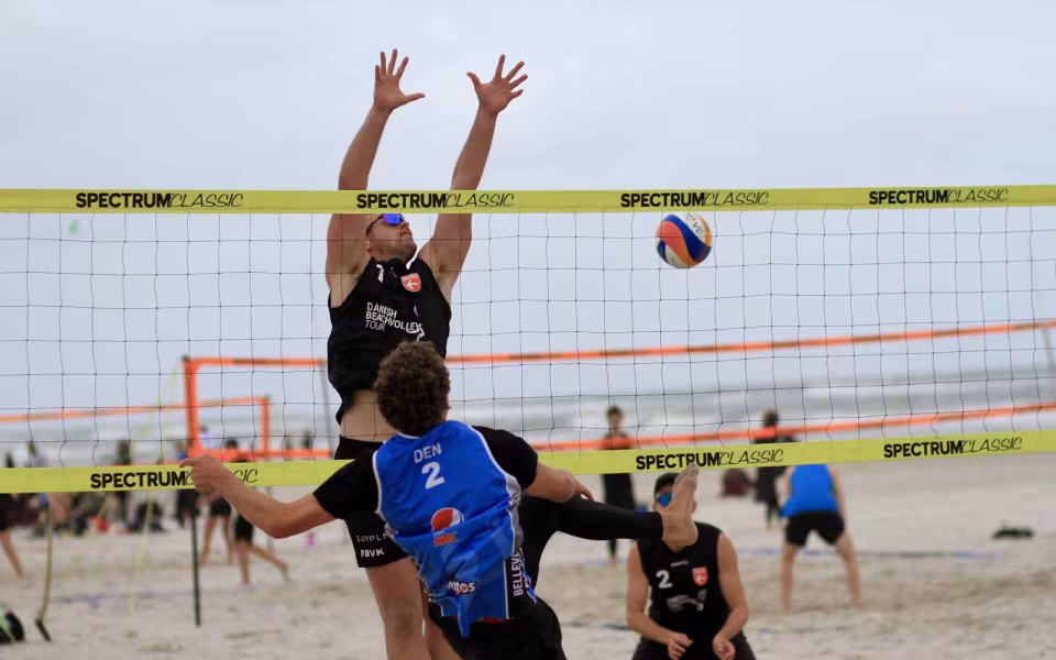 Vestenvinden udfordrer beachvolley-eliten