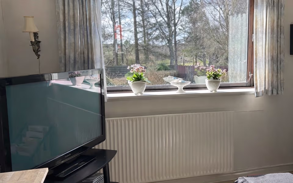 Villaen på Skolegade 10 i Ansager er sat til salg. Huset på 104 m² har have, to stuer, tre værelser og en tør kælder med højt til loft.
