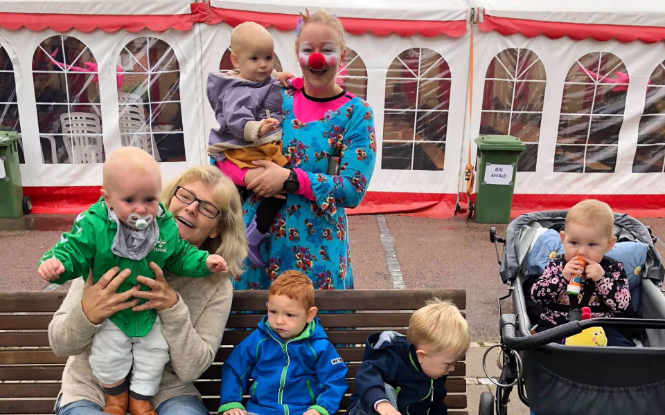 Klovnen Gubsi møder fagplejebørnene ved Børnemusik Festival i Ansager
