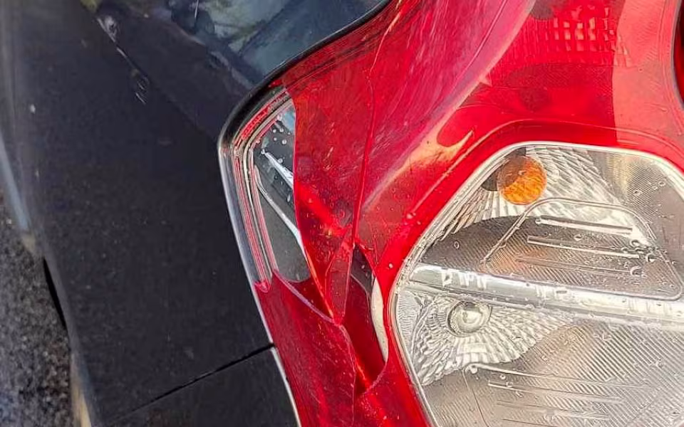 Tabt lysblåt sidespejl fundet ved hit-and-run på Østergade i Ansager. Muligvis fra en Opel