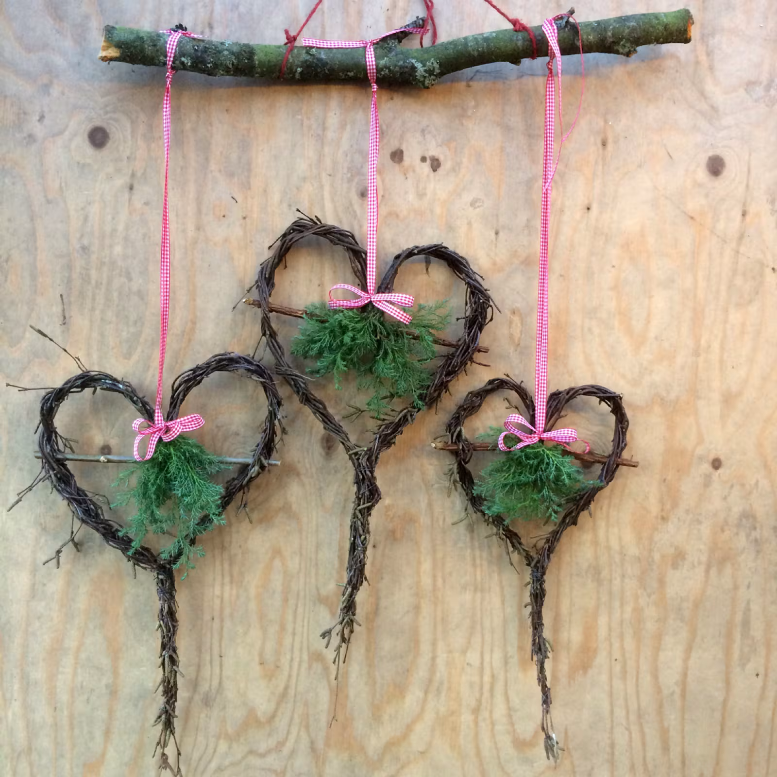 Lav dit eget julehjerte af birkegrene i julestueen hos Blomsten.