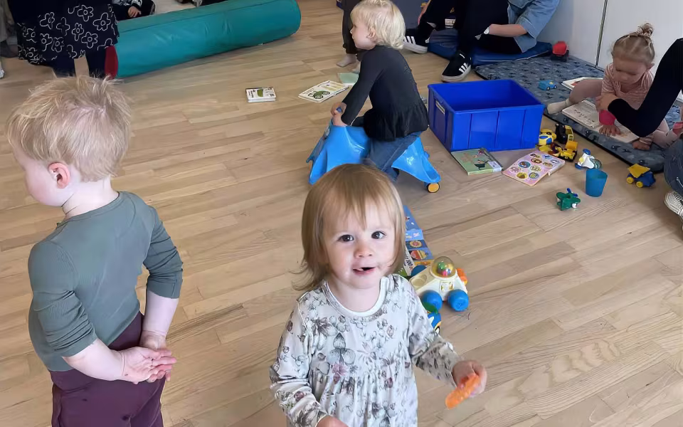 UllaBulla og dukken Bullabaj tryllebandt børnene med sang, dans og sjove påfund i dagplejens legestue