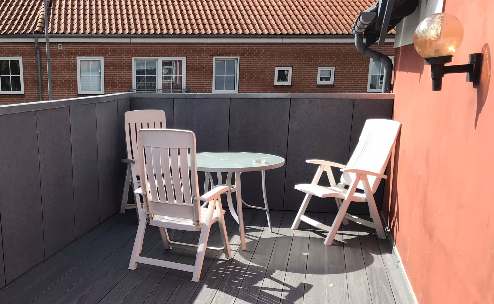 Lejligheden er på 95 m2 og koster kr. 4700 pr. måned + forbrug