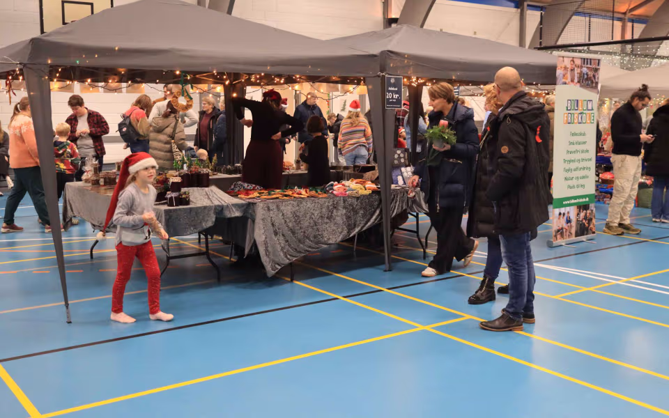 Julemarked samlede Billum i hallen