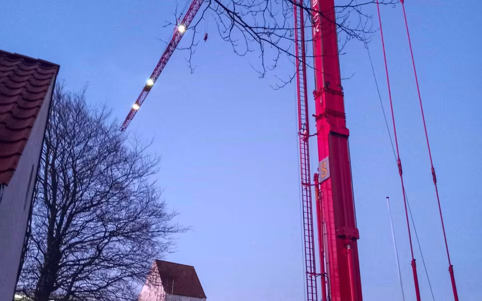 Kranarbejde ved Kvong Kirke mv