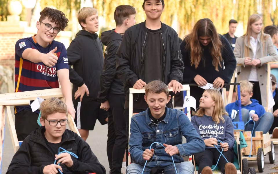 Sæbekasseparade ved plejehjemmet i Ansager
