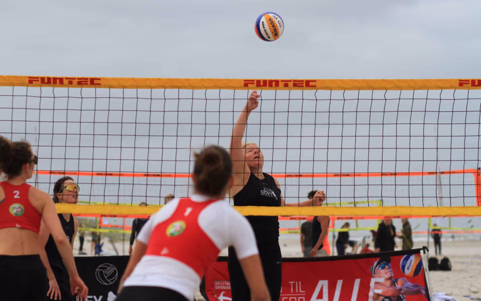 Vestenvinden udfordrer beachvolley-eliten