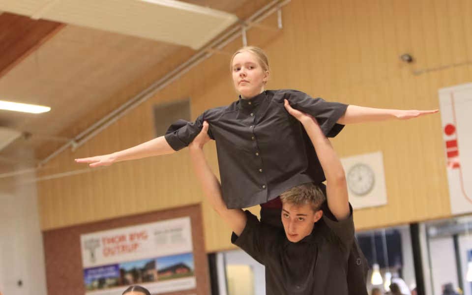Forårsopvisning styrker integration i Outrup