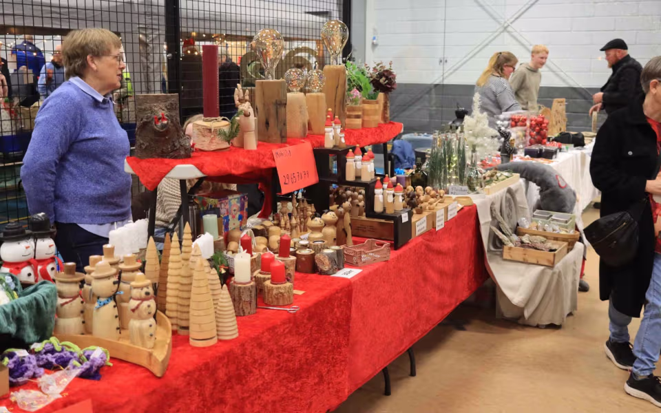 Julemarked samlede Billum i hallen