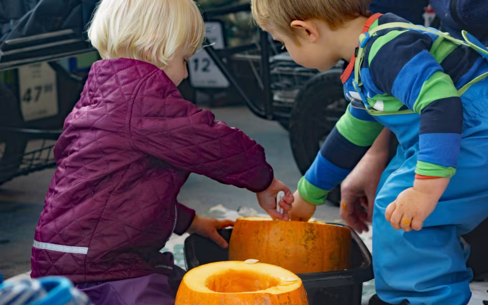 Dagplejebørn pynter til halloween i brugsen