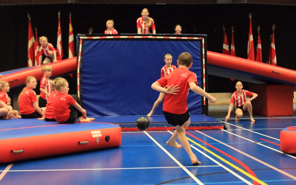 Salto Kids charmerer ved Helleopvisning
