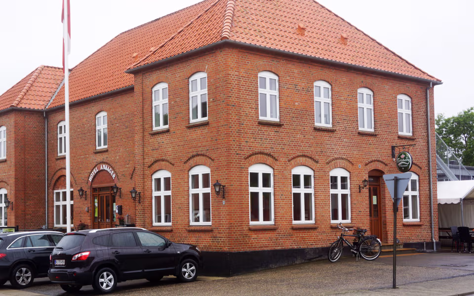 Hotellet som naturligt samligssted i byens hjerte, nu også med 7 nye værelser.