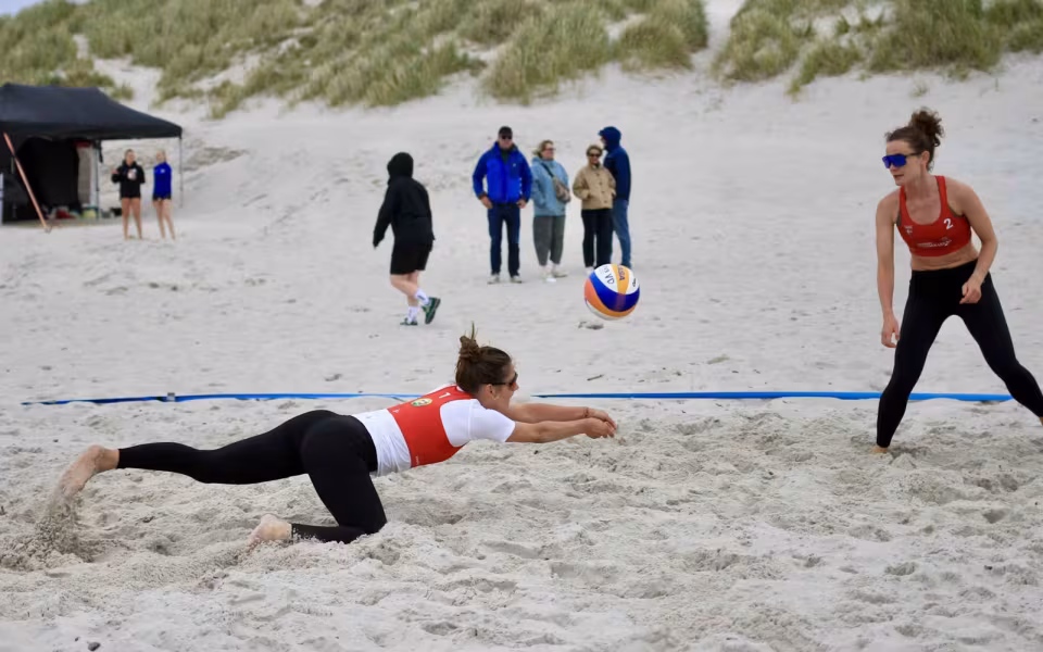 Vestenvinden udfordrer beachvolley-eliten