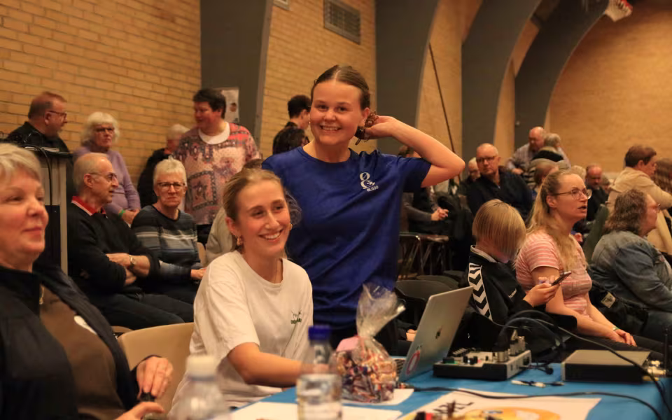 Farverig opvisning lyser Sportspark op