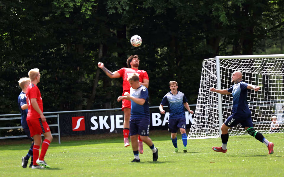 Billeder fra serie 4 herre kampen mellem Ølgod IF og HTS.