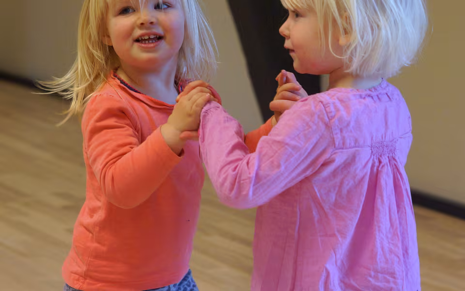 Musikalsk ballonmand besøger dagplejen