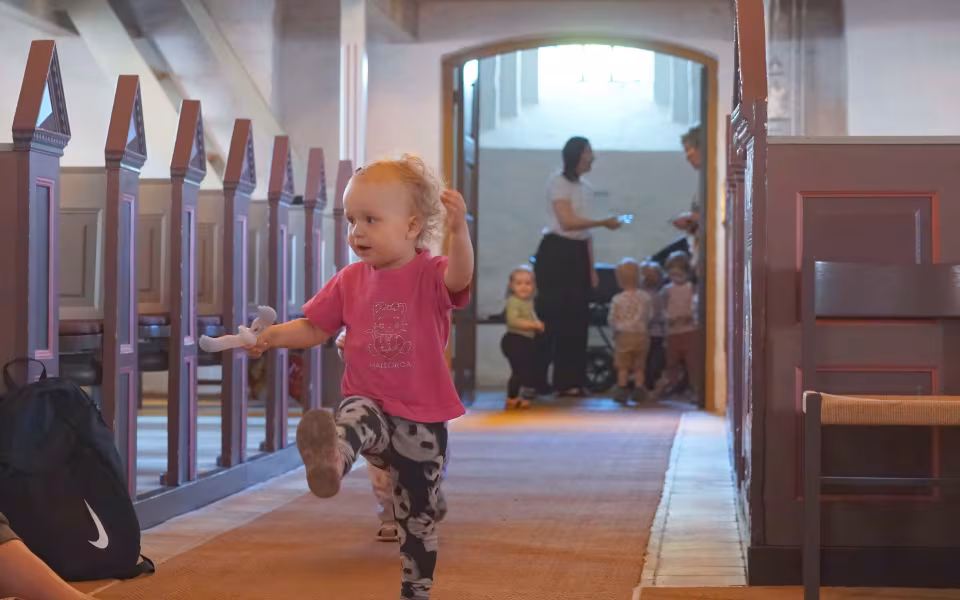 Musikforløb i Varde Kommunes dagpleje fokuserer på nærvær og gentagelser med enkle sange og rekvisitter. Her er vi i Ansager kirke og børn på forskellige udviklingstrin deltager.