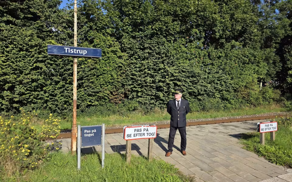 Tistrup Station forvandlet til et festligt samlingspunkt i anledning af den vestjyske længdebane 150-års jubilæum.
