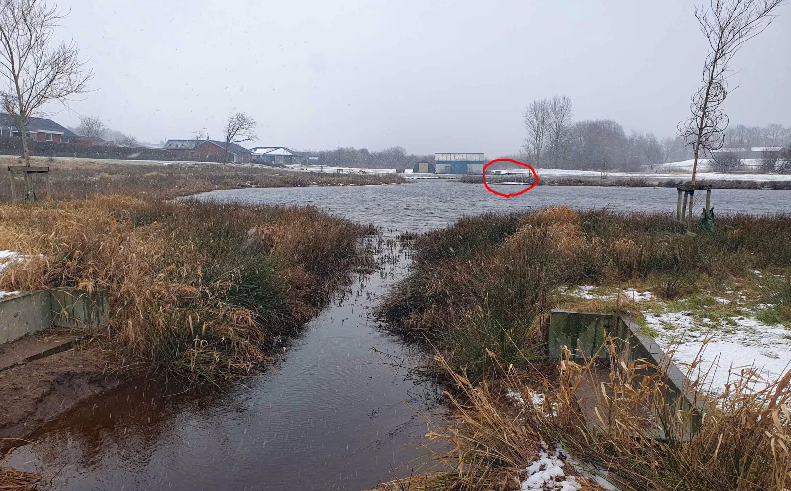 I Ansager Søpark er broen over søerne sejlet væk. Højvandet løftede broen ud af dens leje og den står nu på den anden side af søen hvor den ikke gør meget gavn. (i den røde cirkel)