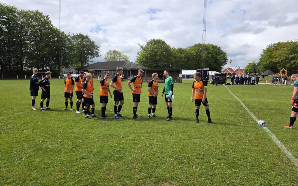 Kampreferat fra serie 1 kampen mellem Helle FC og HTS - Byfest, fodbold og fællesskab på Fåborg Stadion