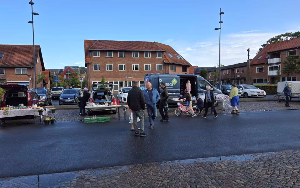Regnen lagde en dæmper på Torvedagen i Ølgod, men ikke på humøret - Se billeder fra dagen