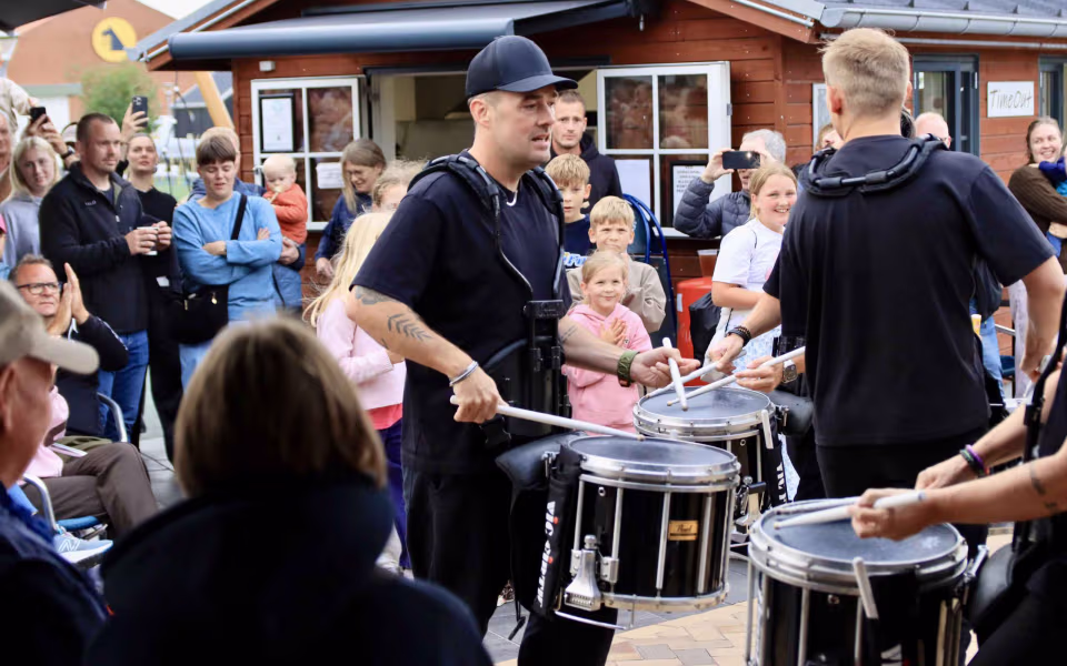 Sommeraften med rytmer i byen