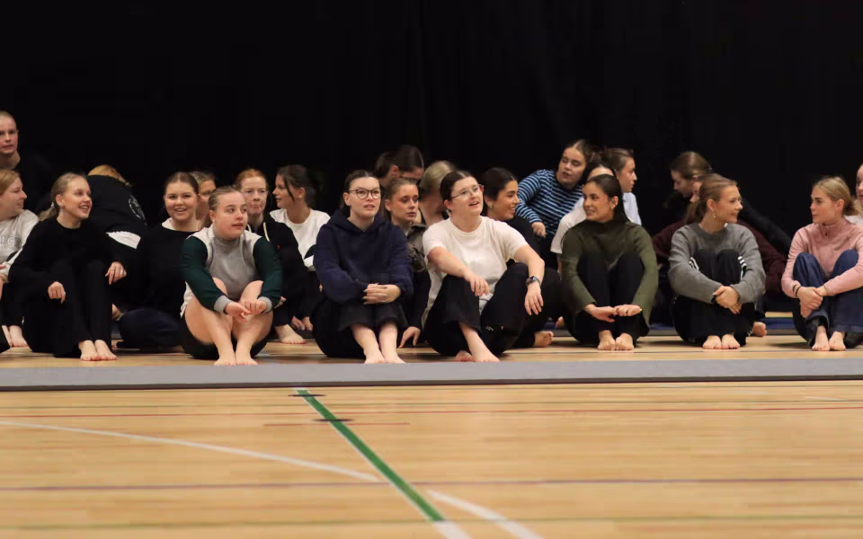 Forventningsfulde gymnaster gør klar